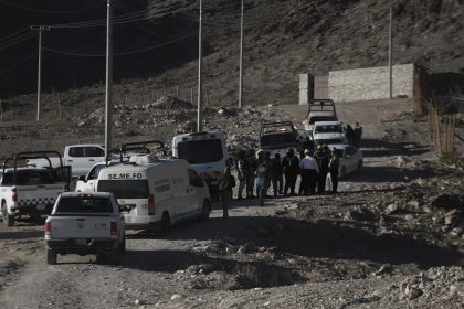 Agentes de la Guardia Nacional, policía estatal y peritos investigan la zona donde fue encontrado el cuerpo de un agente del Instituto Nacional de Migración de México (INM), este lunes en Ciudad Juárez (México). EFE/ Luis Torres