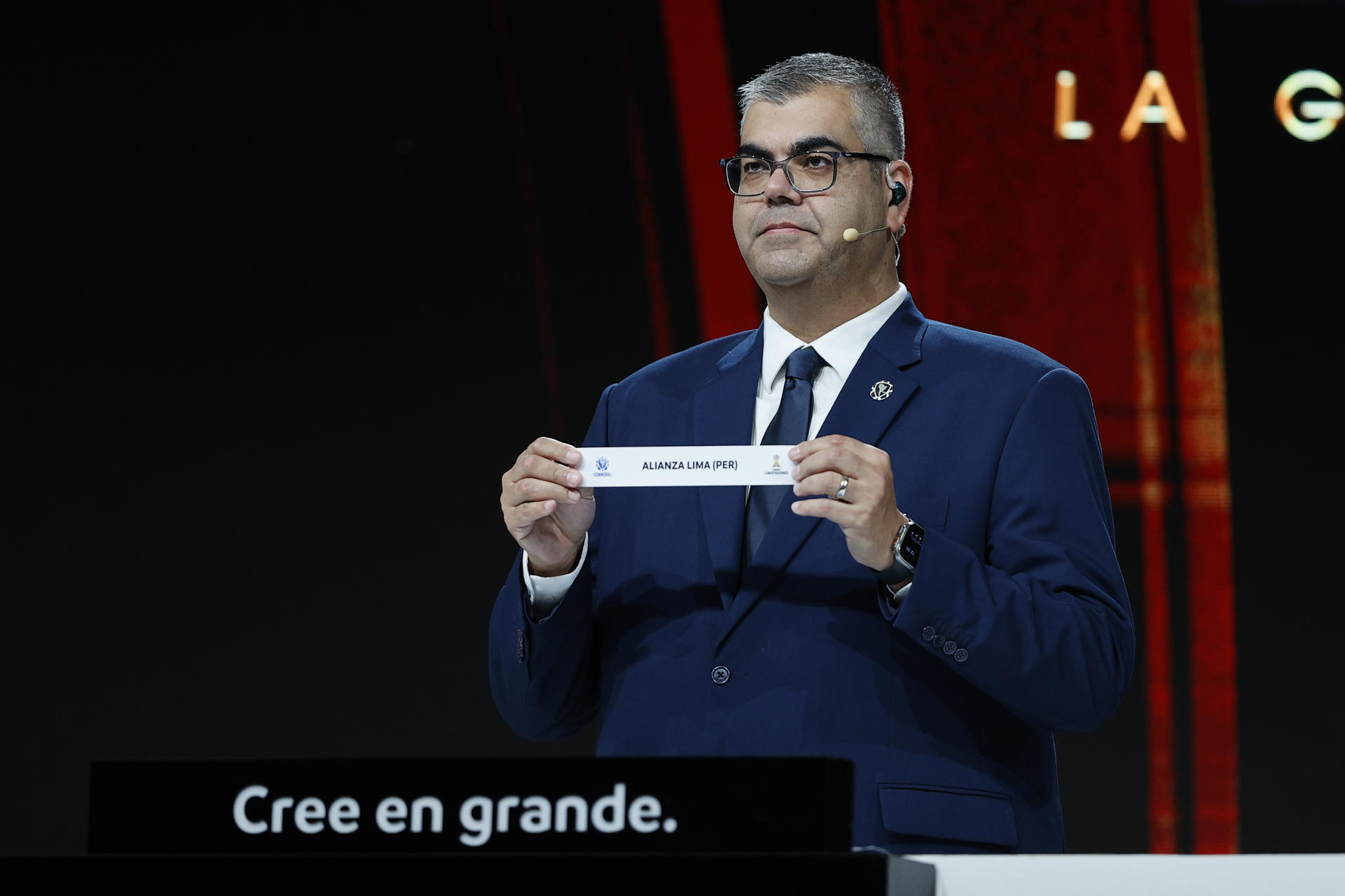 El director de competiciones de clubes de la Conmebol, Frederico Nantes, sostiene el nombre del equipo peruano Alianza Lima en el sorteo de la fase preliminar de la Copa Libertadores 2025. EFE/ Juan Pablo Pino
