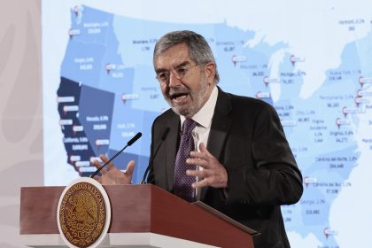 El canciller mexicano Juan Ramón de la Fuente, participa durante la conferencia de prensa matutina de la presidenta de México Claudia Sheinbaum este viernes, en el Palacio Nacional de la Ciudad de México (México). EFE/ José Méndez