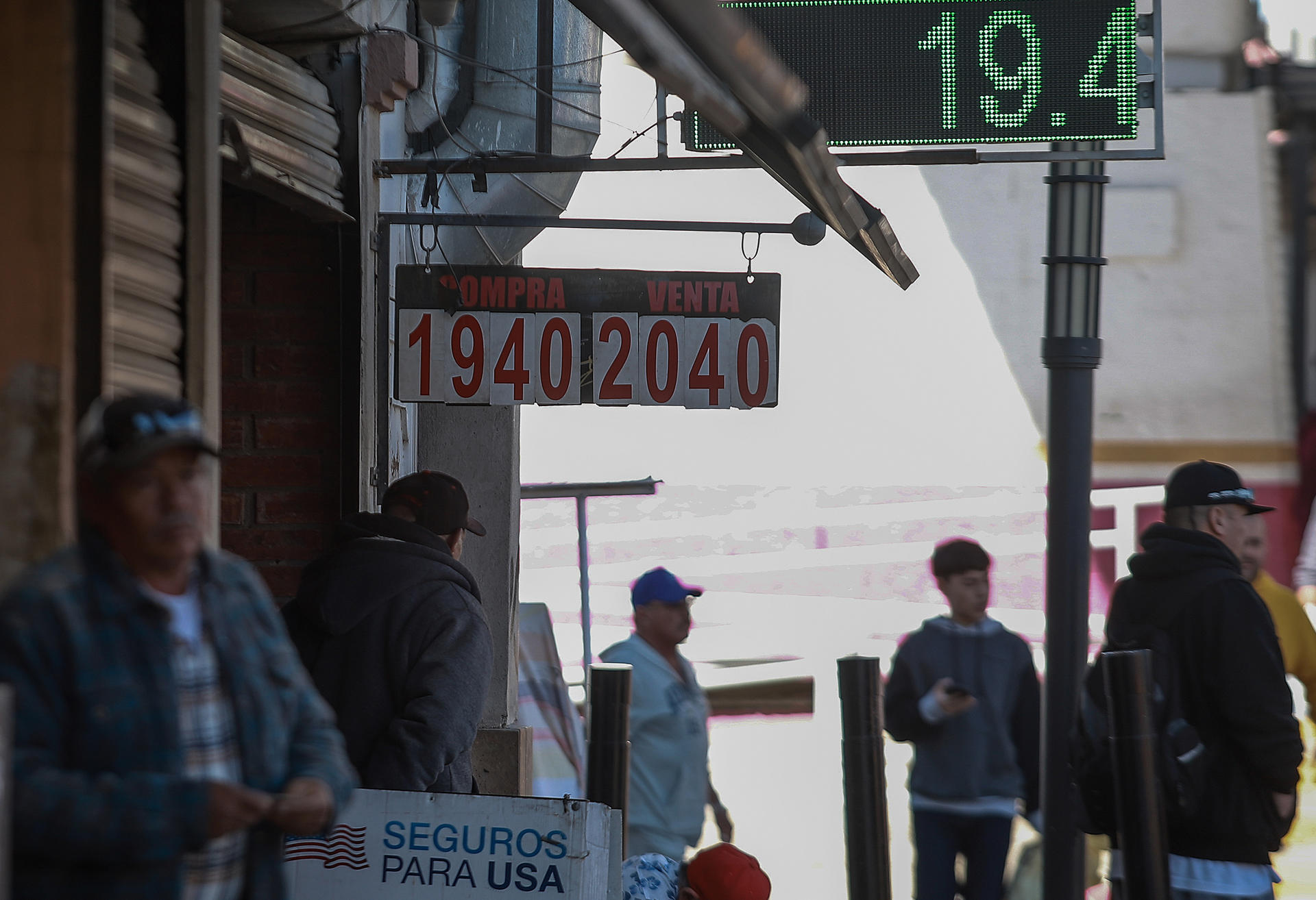 Personas cambian divisas en una casa de cambio, el 30 de diciembre de 2024, en Ciudad Juárez, en el estado de Chihuahua (México). EFE/ Luis Torres
