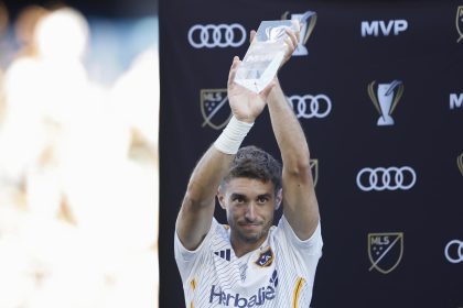 El cenrocampista uruguayo Gastón Brugman obtuvo este sábado el premio al Jugador Más Valorado (MVP) de la final de la Copa de la MLS que su club, Los Angeles Galaxy, conquistó en Carson (California).EFE/EPA/CAROLINE BREHMAN