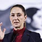 La presidenta de México, Claudia Sheinbaum, habla durante una rueda de prensa este lunes, en el Palacio Nacional de Ciudad de México (México). EFE/ Sáshenka Gutiérrez