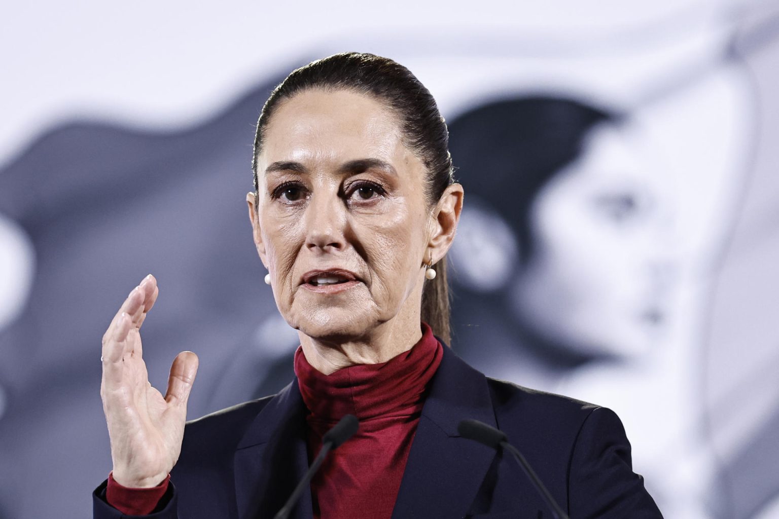 La presidenta de México, Claudia Sheinbaum, habla durante una rueda de prensa este lunes, en el Palacio Nacional de Ciudad de México (México). EFE/ Sáshenka Gutiérrez