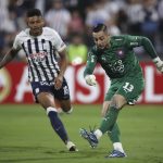 Fotografía de archivo, tomada el pasado 8 de mayo, en la que se registró al guardameta brasileño Jean Paulo Fernandes Filho, al actuar para el club paraguayo de fútbol Cerro Porteño, durante un partido de la Copa Libertadores, en Lima (Perú). EFE/Paolo Aguilar