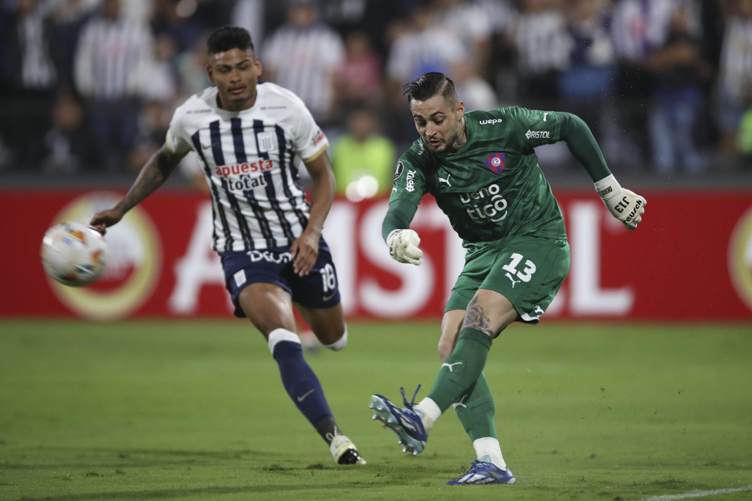 Fotografía de archivo, tomada el pasado 8 de mayo, en la que se registró al guardameta brasileño Jean Paulo Fernandes Filho, al actuar para el club paraguayo de fútbol Cerro Porteño, durante un partido de la Copa Libertadores, en Lima (Perú). EFE/Paolo Aguilar