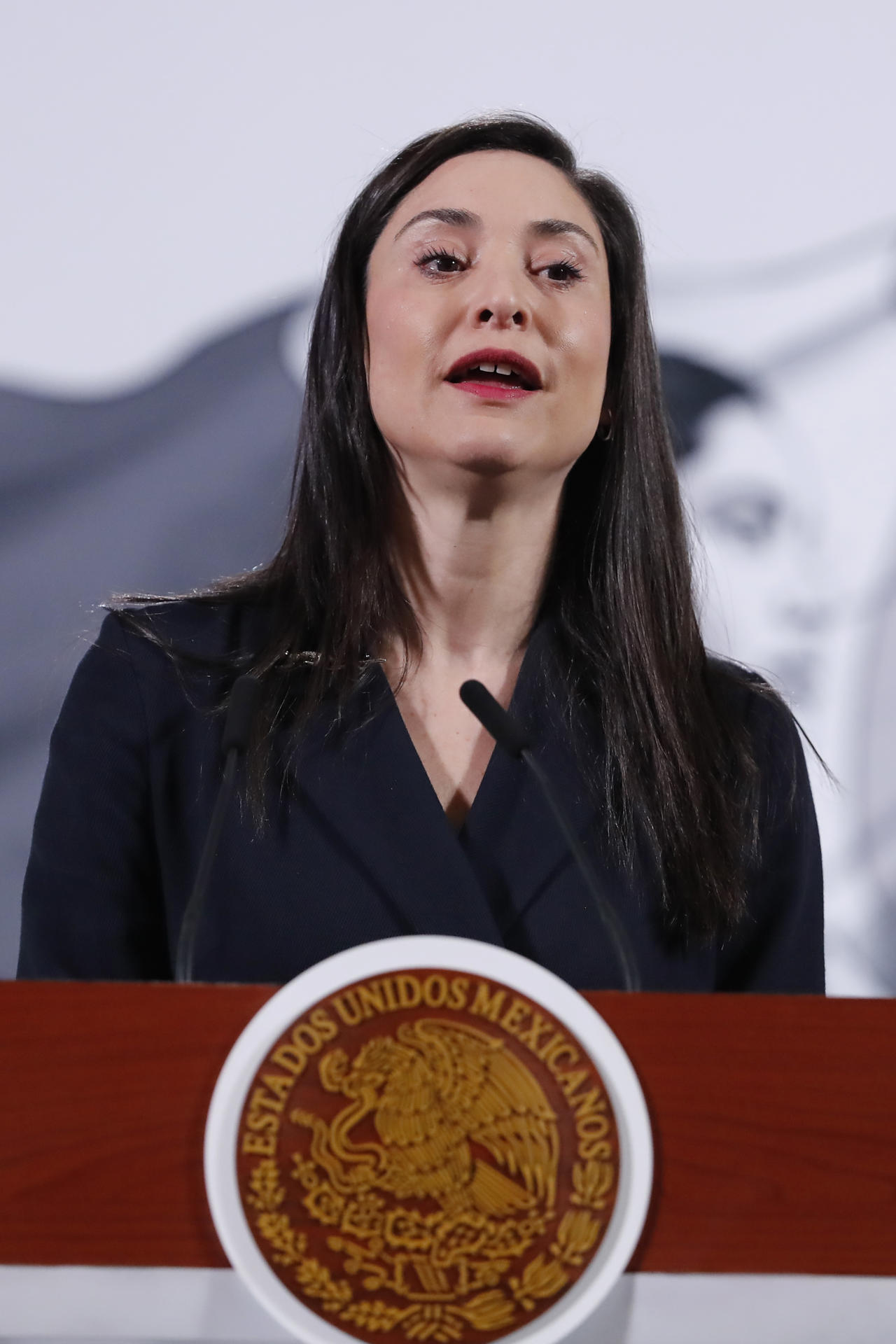 La titular de la Secretaría de Cultura de México, Claudia Curiel, habla durante la rueda de prensa de la presidenta de México, Claudia Sheinbaum, este viernes, en Palacio Nacional de la Ciudad de México (México). EFE/Mario Guzmán
