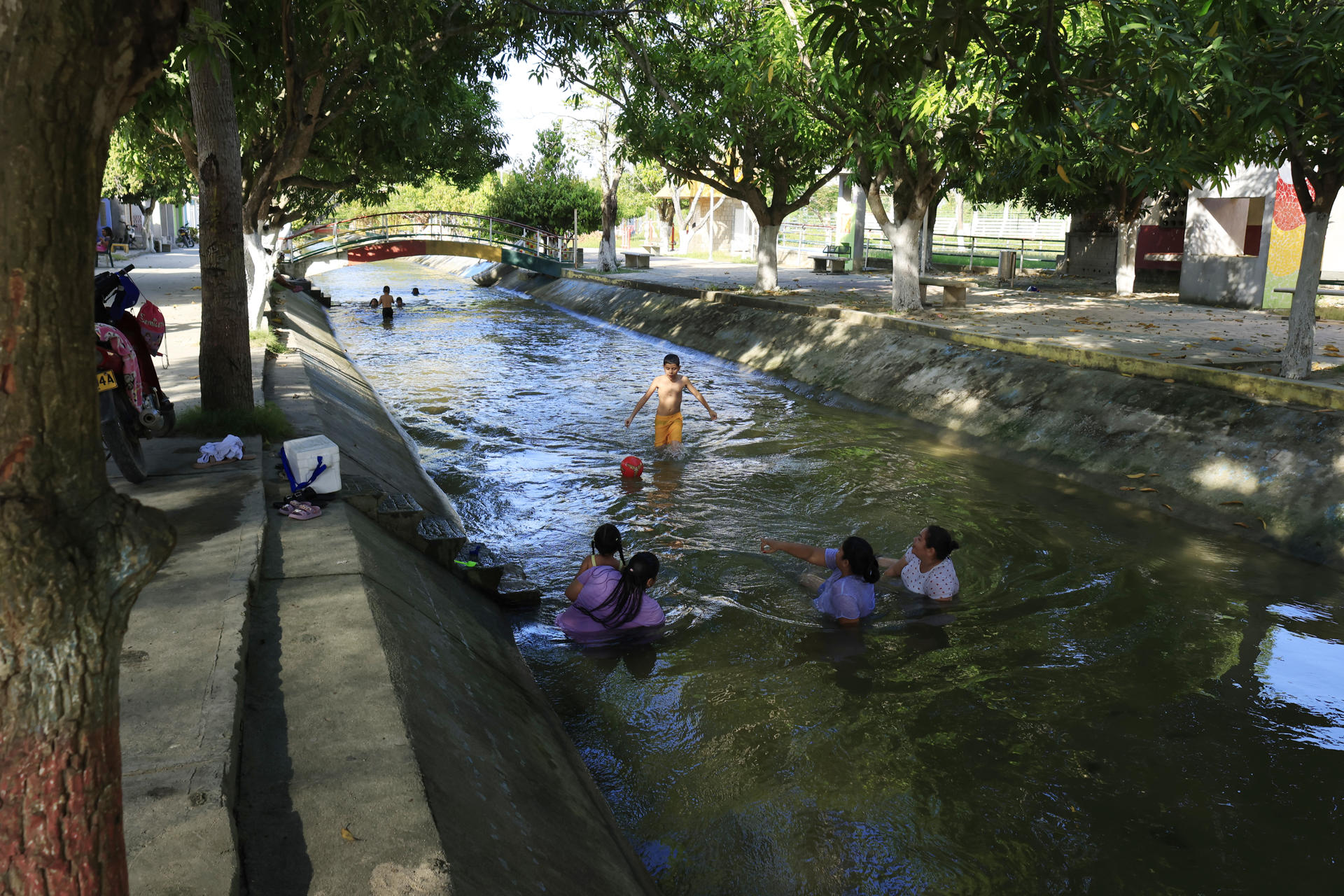 Personas se bañan en un río, este miércoles en Aracataca (Colombia). El realismo mágico de Macondo afloró nuevamente en Aracataca, el pueblo del Caribe colombiano donde nació Gabriel García Márquez, nobel de Literatura de 1982, con la proyección en su plaza, y para su gente, del primer episodio de 'Cien años de soledad', la serie de Netflix basada en su novela del mismo nombre. EFE/ Ricardo Maldonado Rozo
