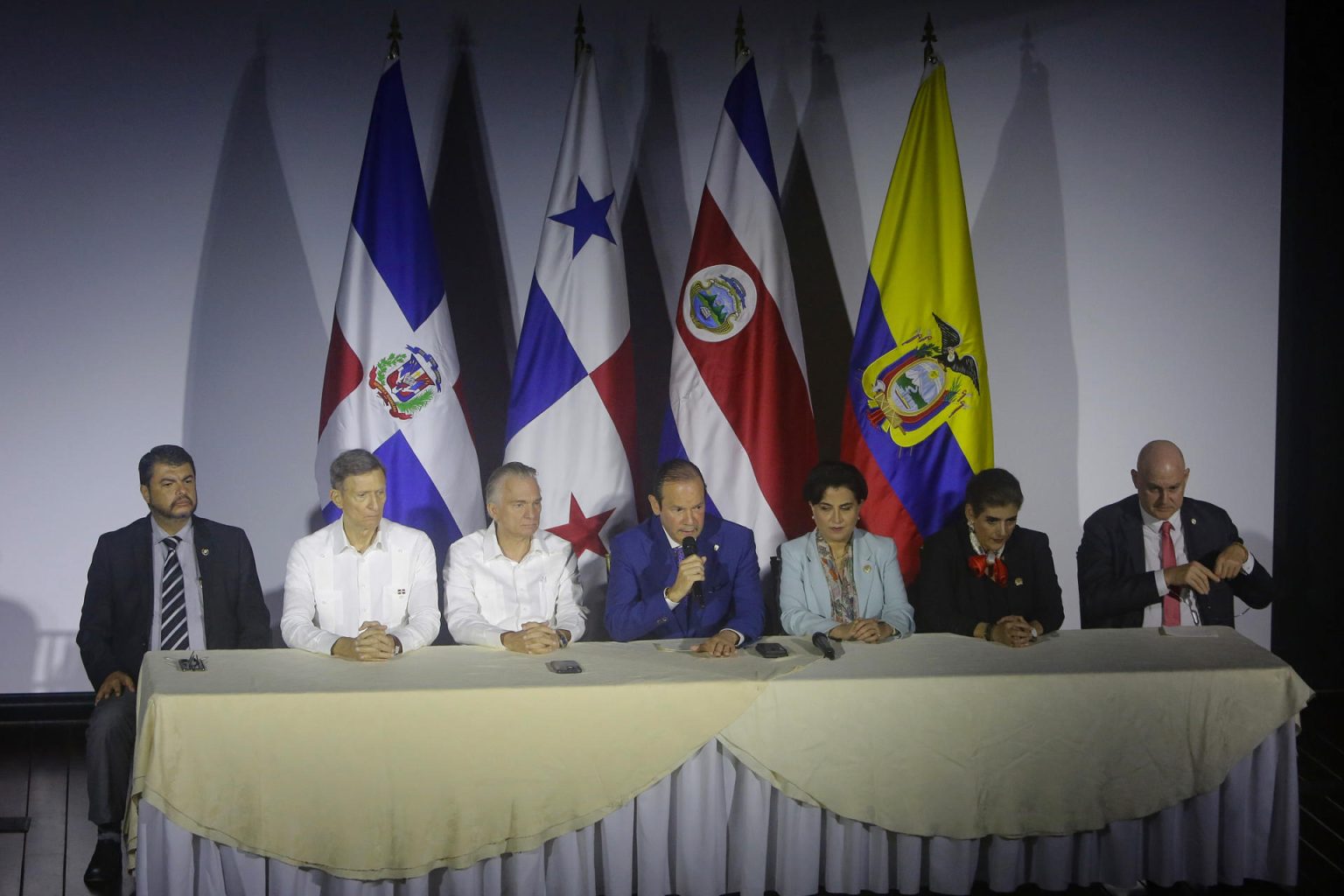 Desde la izquierda, Mario Zamora, ministro de Seguridad de Costa Rica; Roberto Álvarez, ministro de Relaciones Exteriores de República Dominicana; Arnoldo André Tinoco, ministro de Relaciones Exteriores y Culto de Costa Rica; Javier Martínez-Acha Vásquez, ministro de Relaciones Exteriores Panamá; Gabriela Sommerfeld, ministra de Relaciones Exteriores y Movilidad de Ecuador; Mónica Palencia, ministra del Interior de Ecuador, y Carlos Guevara-Mann, vice ministro de Asuntos Multilaterales y Cooperación, participan en una rueda de prensa este viernes en Ciudad de Panamá (Panamá). EFE/ Carlos Lemos