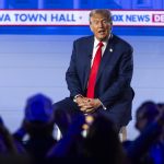 Fotografía de archivo del 10 de enero de 2024 del entonces candidato y hoy presidente de los Estados Unidos Donald Trump, hablando en un ayuntamiento de Iowa, moderado por Bret Baier y Martha MacCallum de Fox News Channel, en Iowa (Estados Unidos). EFE/ Jim Lo Scalzo