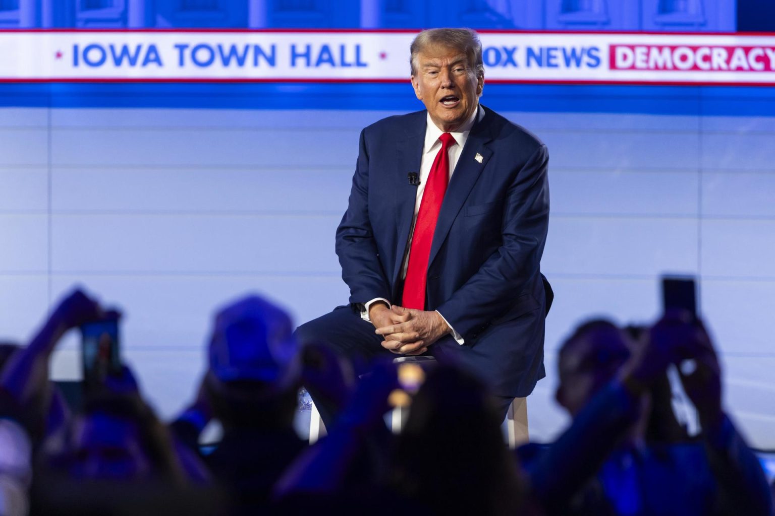 Fotografía de archivo del 10 de enero de 2024 del entonces candidato y hoy presidente de los Estados Unidos Donald Trump, hablando en un ayuntamiento de Iowa, moderado por Bret Baier y Martha MacCallum de Fox News Channel, en Iowa (Estados Unidos). EFE/ Jim Lo Scalzo