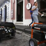 otografía de archivo del 18 de abril de 2018 de dos generadores eléctricos en la entrada de una heladería para suplirle luz debido a un apagón, en San Juan (Puerto Rico). EFE/ Thais Llorca