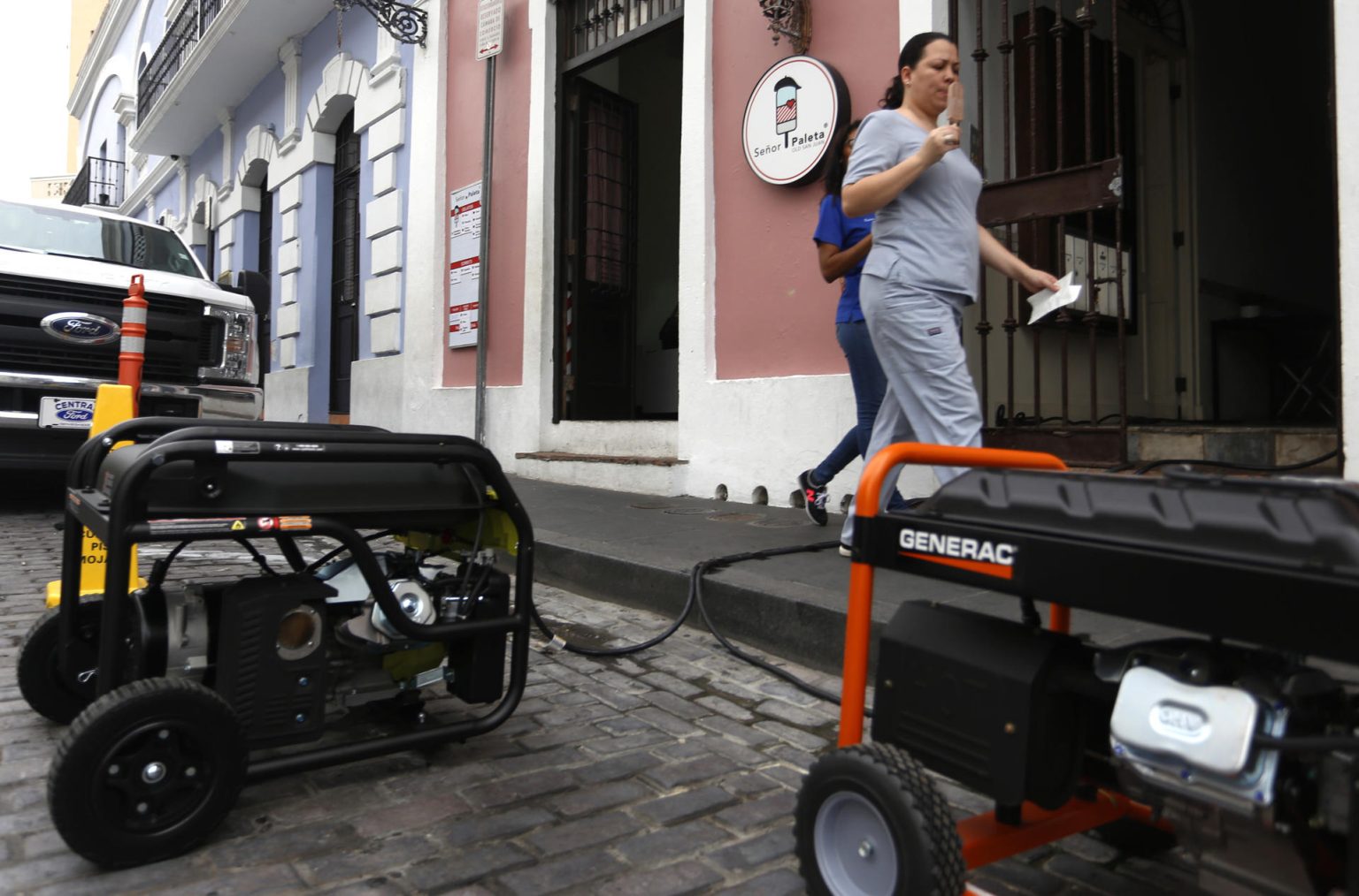 otografía de archivo del 18 de abril de 2018 de dos generadores eléctricos en la entrada de una heladería para suplirle luz debido a un apagón, en San Juan (Puerto Rico). EFE/ Thais Llorca