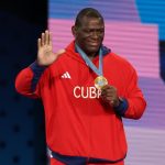 El luchador cubano Mijaín López al celebrar la obtención de la medalla de oro de la Lucha Grecorromana en la categoría masculina de los 130 kg de los Juegos Olímpicos París 2024, su quinta presea dorada olímpica en la misma categoría, el pasado 6 de agosto, en la capital francesa. EFE/Miguel Gutiérrez