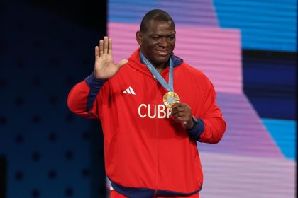 El luchador cubano Mijaín López al celebrar la obtención de la medalla de oro de la Lucha Grecorromana en la categoría masculina de los 130 kg de los Juegos Olímpicos París 2024, su quinta presea dorada olímpica en la misma categoría, el pasado 6 de agosto, en la capital francesa. EFE/Miguel Gutiérrez