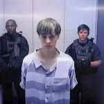 Fotografía de archivo del 19 de junio de 2015 de Dylann Roof, acusado de matar en junio de 2015 año a nueve feligreses afroamericanos en una iglesia de Charleston (Estados Unidos). EFE/ Grace Beahm / POOL /SOLO USO EDITORIAL/SOLO DISPONIBLE PARA ILUSTRAR LA NOTICIA QUE ACOMPAÑA (CRÉDITO OBLIGATORIO)