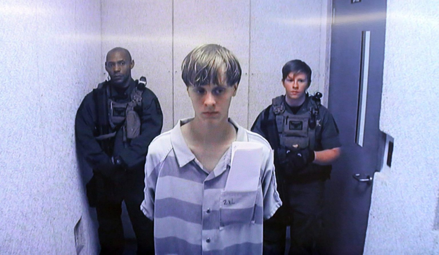 Fotografía de archivo del 19 de junio de 2015 de Dylann Roof, acusado de matar en junio de 2015 año a nueve feligreses afroamericanos en una iglesia de Charleston (Estados Unidos). EFE/ Grace Beahm / POOL /SOLO USO EDITORIAL/SOLO DISPONIBLE PARA ILUSTRAR LA NOTICIA QUE ACOMPAÑA (CRÉDITO OBLIGATORIO)