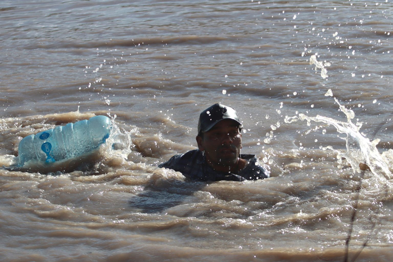 Un migrante cruza el Río Bravo, en la frontera que divide a México de los Estados Unidos, en Ciudad Juárez (México). Archivo. EFE/Luis Torres