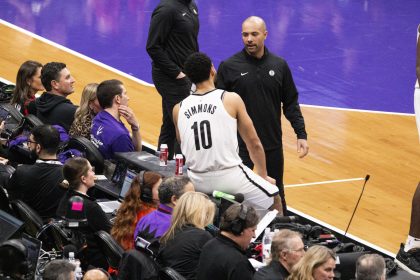 El entrenador de los Brooklyn Nets, Jordi Fernández (d), habla con Ben Simmons este jueves, durante el partido frente a Toronto Raptors en el Scotiabank Arena, en Toronto (Canadá). EFE/ Julio César Rivas