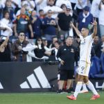 El delantero serbio Dejan Joveljic celebra con los brazos en alto el segundo gol de Los Angeles Galaxy en la victoria de este sábado por 2-1 sobre los New York Red Bulls en la final de la Copa de la MLS jugada en Carson (California). EFE/EPA/CAROLINE BREHMAN