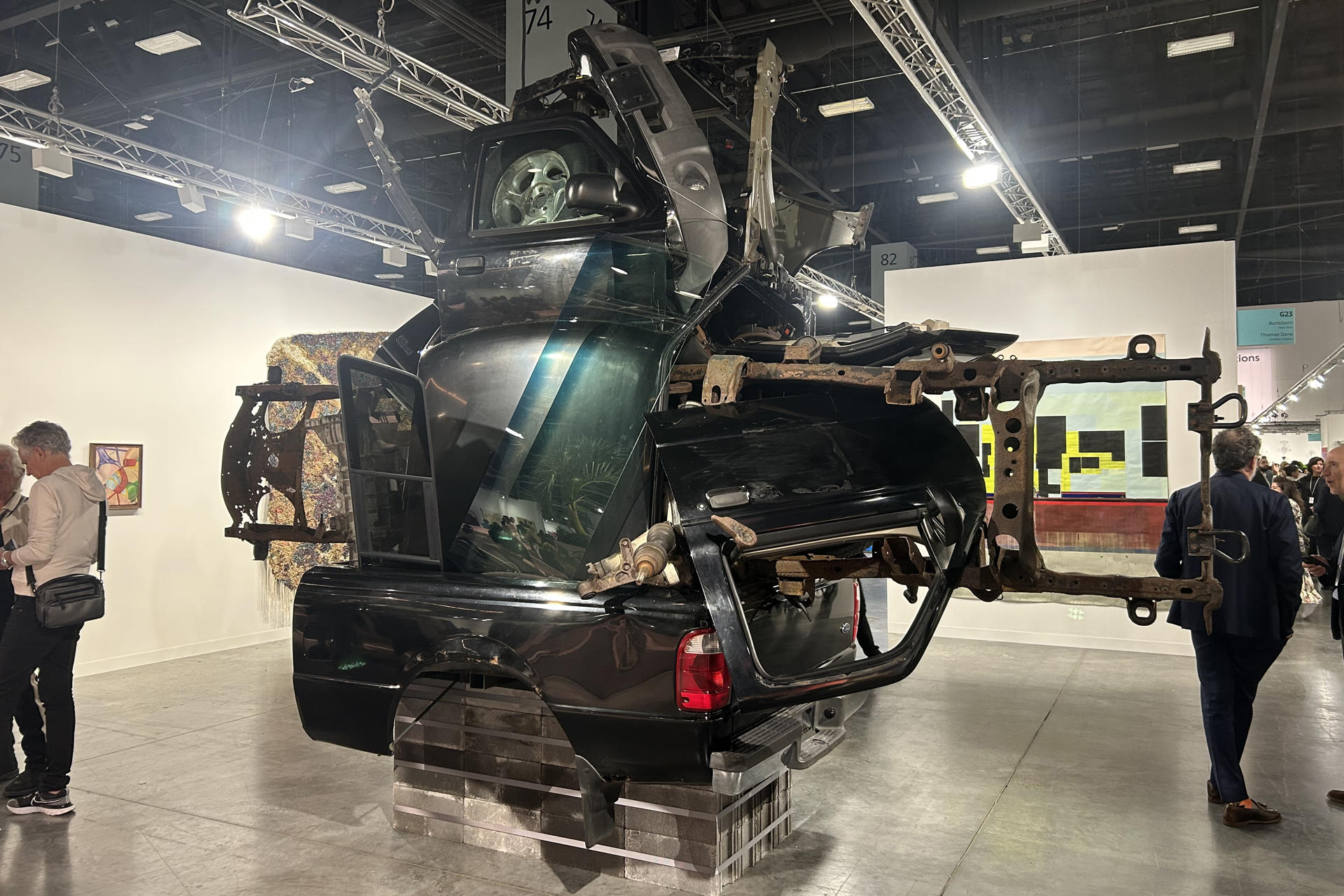 Personas caminan frente a la instalación 'Untitled (Hilux)', de la artista visual estadounidense Virginia Overton, durante un evento previo para la prensa de la feria Art Basel, este miércoles en el Centro de Convenciones de Miami Beach, Florida (EE.UU.). EFE/Lorenzo Castro
