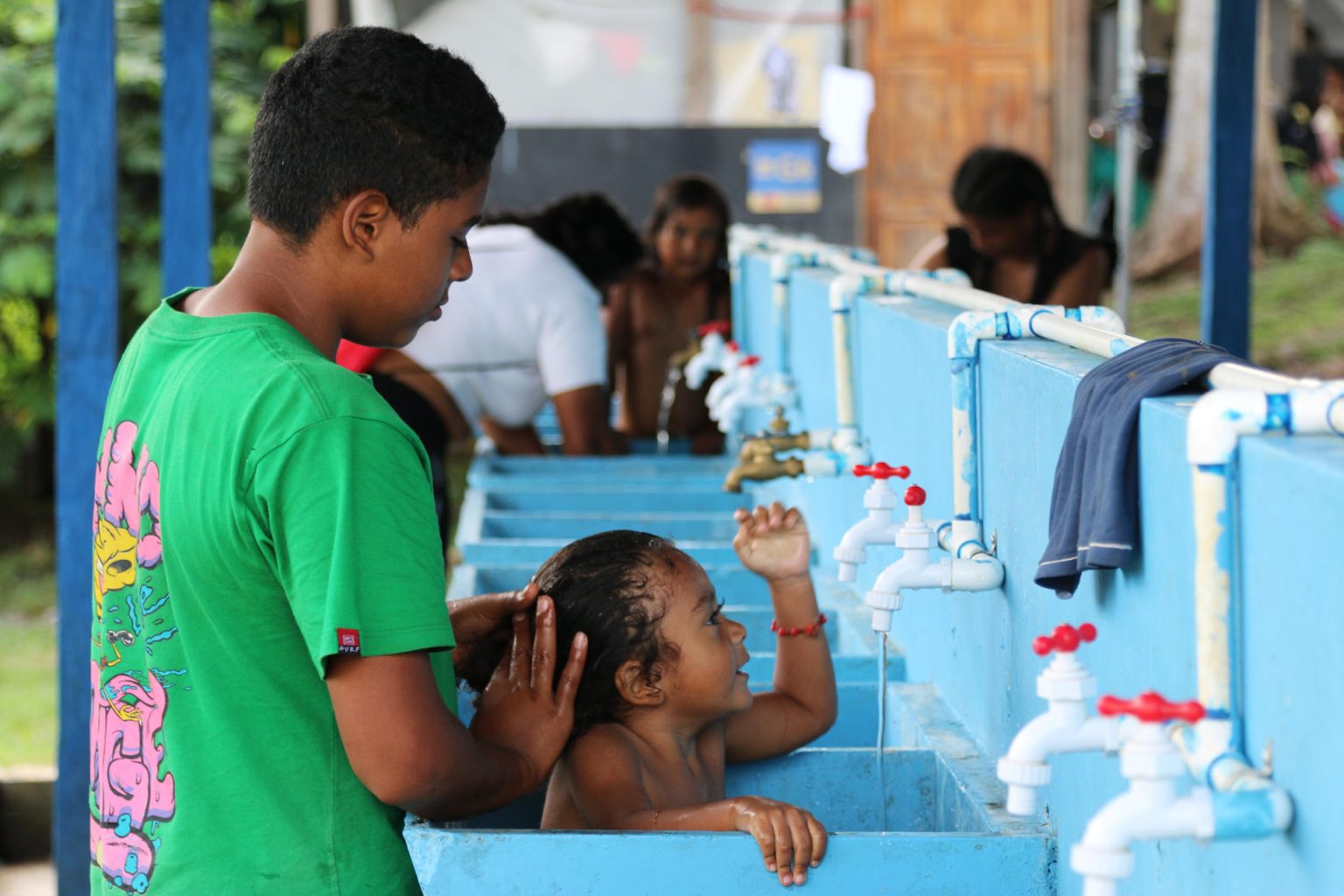 Imagen de archivo de migrantes que permanecen en el centro de recepción de migrantes de Lajas Blancas, en el Darién (Panamá). EFE/ Moncho Torres