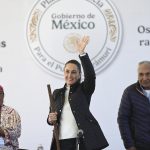 Fotografía cedida por la Presidencia de México de la presidenta Claudia Sheinbaum (c), durante un acto protocolario en la Sierra Tarahumara, en el estado de Chihuahua (México). EFE/ Presidencia de México /SOLO USO EDITORIAL/SOLO DISPONIBLE PARA ILUSTRAR LA NOTICIA QUE ACOMPAÑA (CRÉDITO OBLIGATORIO)MÁXIMA CALIDAD DISPONIBLE