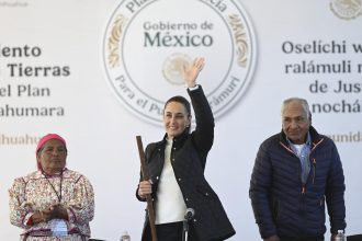 Fotografía cedida por la Presidencia de México de la presidenta Claudia Sheinbaum (c), durante un acto protocolario en la Sierra Tarahumara, en el estado de Chihuahua (México). EFE/ Presidencia de México /SOLO USO EDITORIAL/SOLO DISPONIBLE PARA ILUSTRAR LA NOTICIA QUE ACOMPAÑA (CRÉDITO OBLIGATORIO)MÁXIMA CALIDAD DISPONIBLE