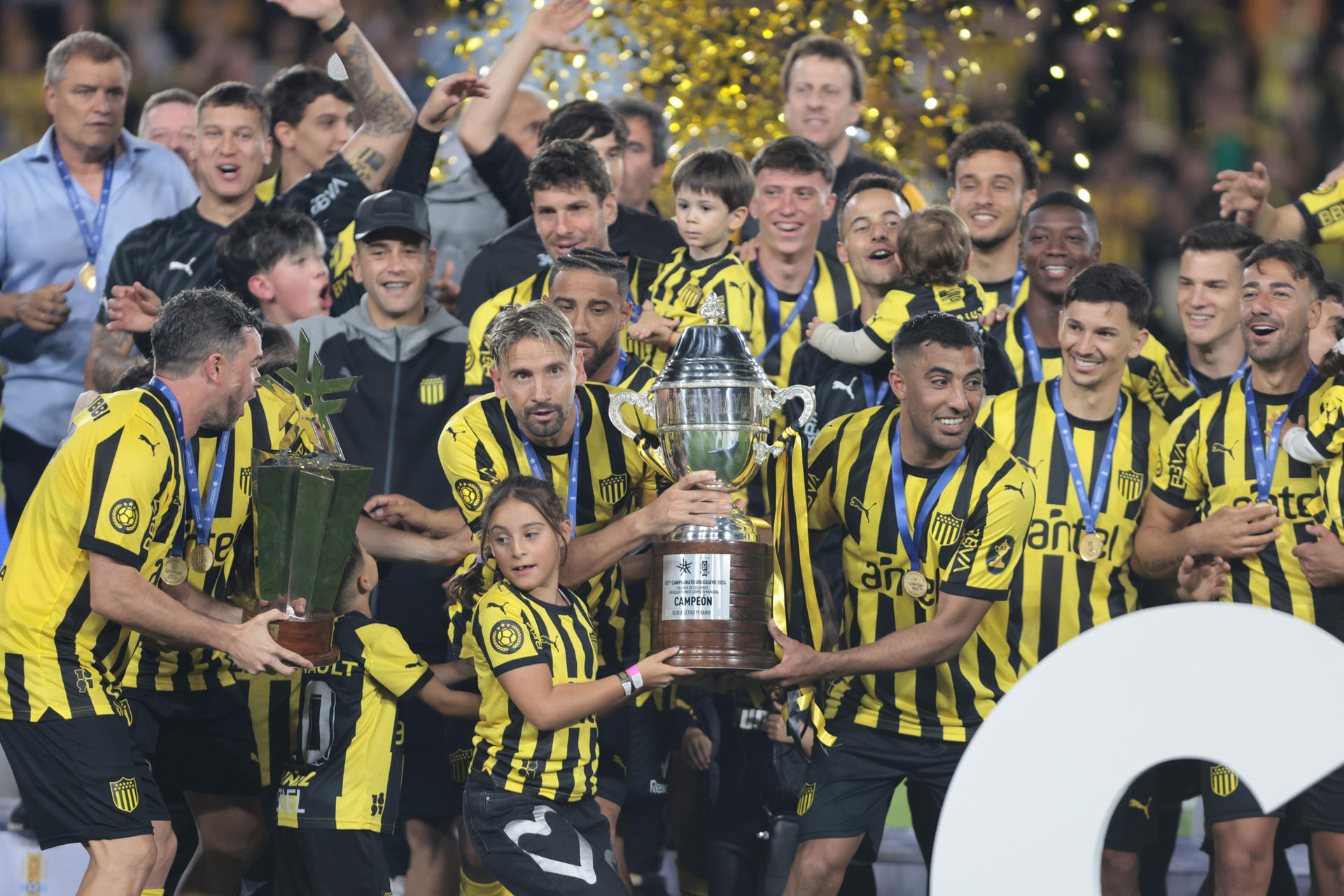 La plantilla de Peñarol exhibe el trofeo obtenido tras conquistar este domingo el Torneo Clausura uruguao en el Estadio Campeón del Siglo, en Montevideo. EFE/ Gastón Britos
