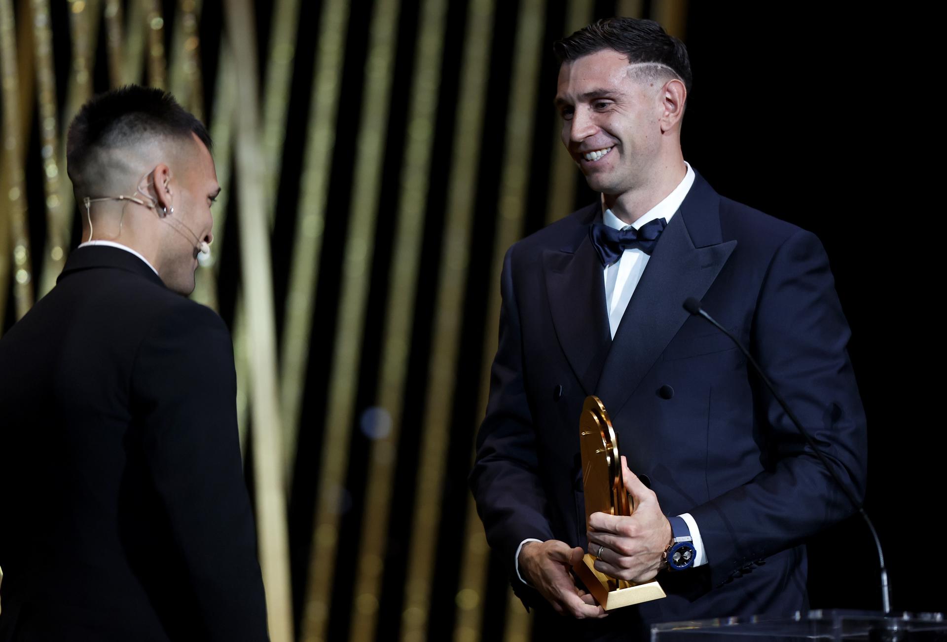 El delantero Lautaro Martínez (i) y el guardameta Emiliano Martínez (d), figuras de la selección argentina de fútbol y de sus clubes: Inter de Milán y Aston Villa, respectivamente, durante la gala de entrega del Balón de Oro 2024, el pasado 28 de octubre, en París (Francia). EFE/Mohammed Badra
