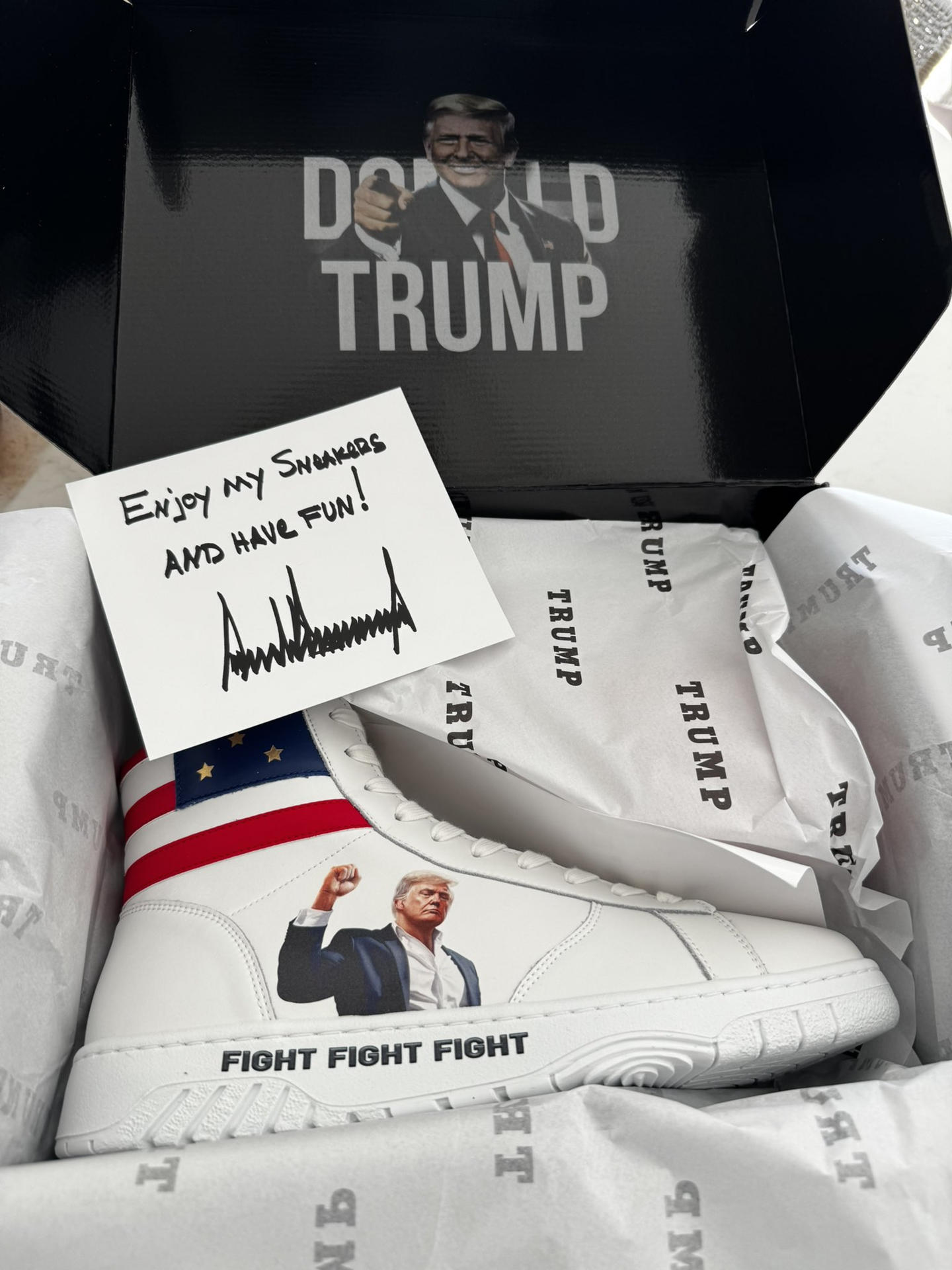 Fotografía cedida por Official Trump Store de artículos de la marca Trump. EFE/ Official Trump Store /SOLO USO EDITORIAL/SOLO DISPONIBLE PARA ILUSTRAR LA NOTICIA QUE ACOMPAÑA (CRÉDITO OBLIGATORIO)