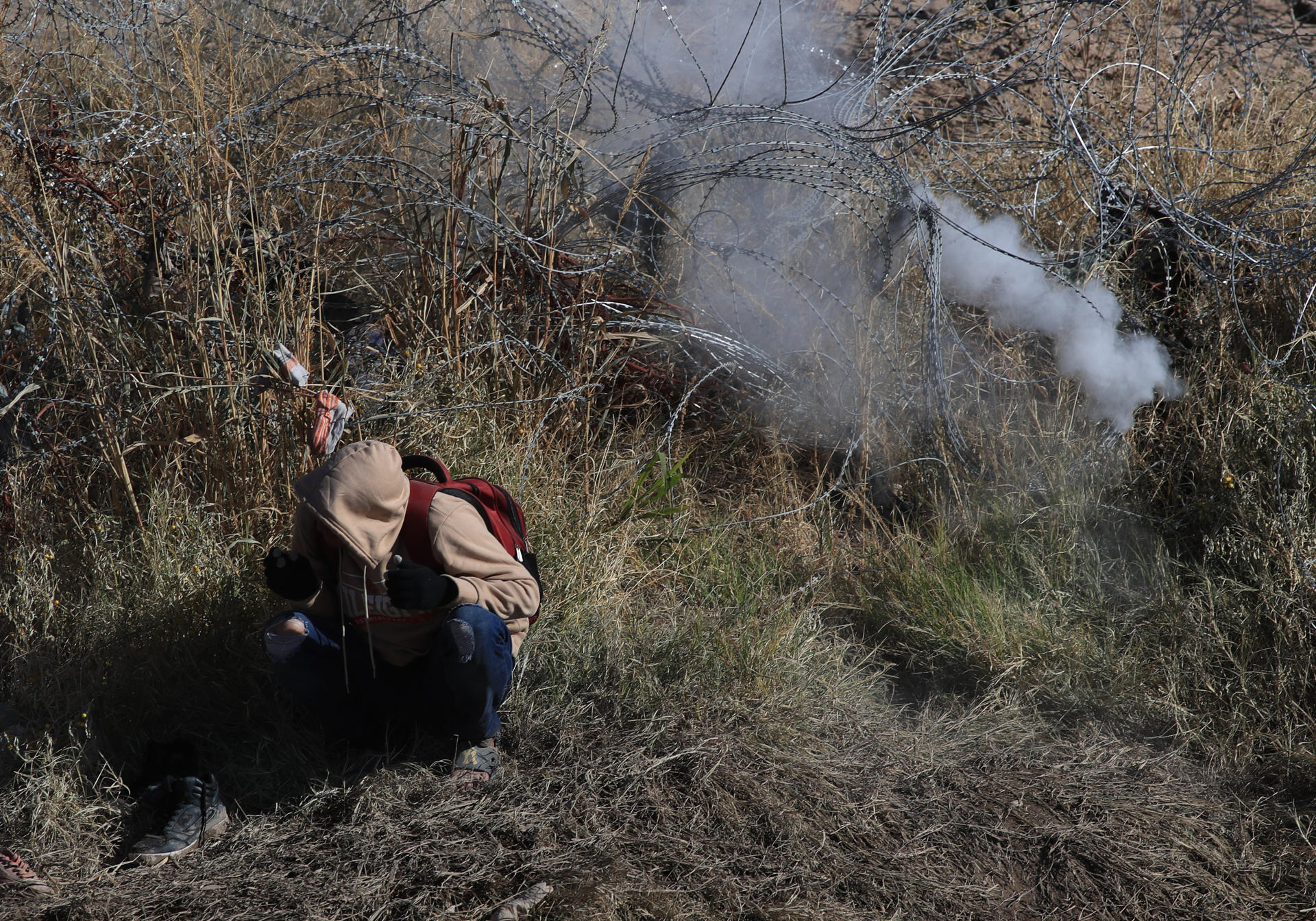 Elementos de la Guardia Nacional de Texas, dispararon bolas de pimienta para dispersar a migrantes este miércoles en ciudad Juárez, Chihuahua (México). EFE/Luis Torres
