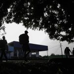 Migrantes caminan mientras se preparan para cruzar la frontera entre Costa Rica y Nicaragua, en la localidad de Los Chiles, al norte de San José (Costa Rica). Imagen de archivo. EFE/ Jeffrey Arguedas