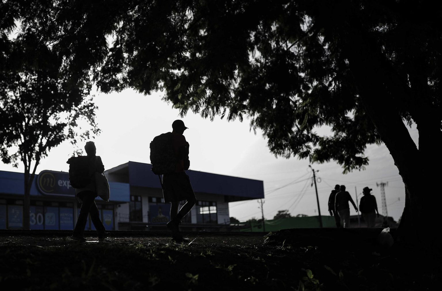 Migrantes caminan mientras se preparan para cruzar la frontera entre Costa Rica y Nicaragua, en la localidad de Los Chiles, al norte de San José (Costa Rica). Imagen de archivo. EFE/ Jeffrey Arguedas