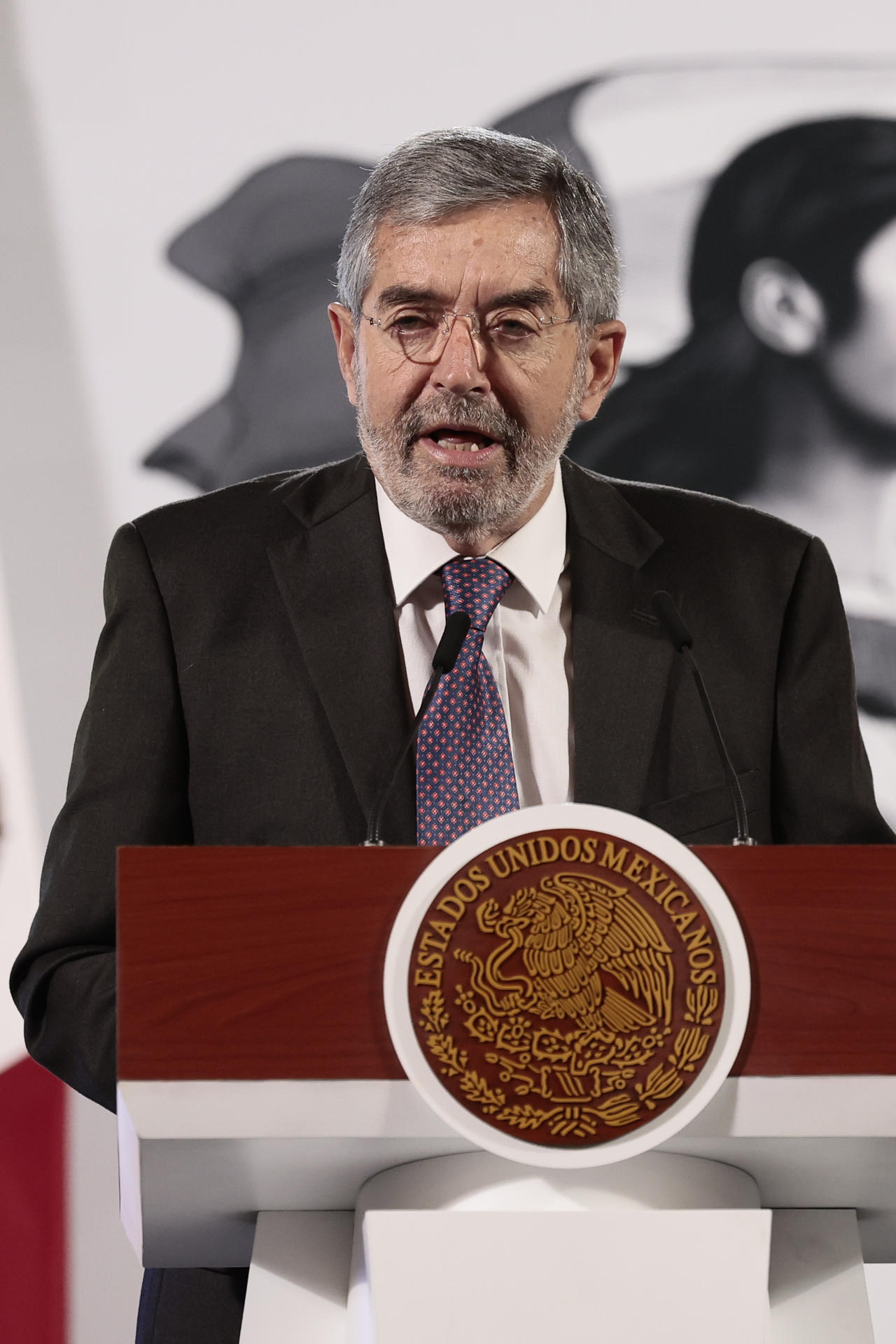 El canciller mexicano Juan Ramón de la Fuente, participa durante la conferencia de prensa matutina de la presidenta de México Claudia Sheinbaum este viernes, en el Palacio Nacional de la Ciudad de México (México). EFE/ José Méndez
