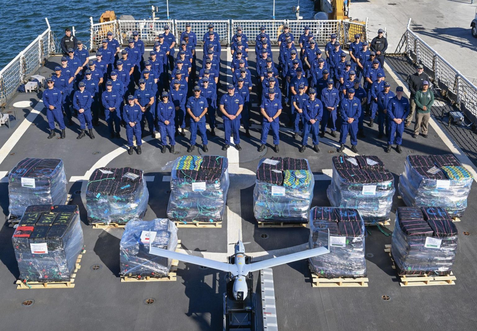 Fotografía cedida del 2 de diciembre de 2024 por la Guardia Costera de EE.UU. donde aparece la tripulación del buque guardacostas Hamilton posando frente a fardos de cocaína decomisados, en el Puerto de Everglades, Florida (EE.UU.). EFE/Eric Rodríguez/Guardia Costera de EE.UU. /SOLO USO EDITORIAL /NO VENTAS /SOLO DISPONIBLE PARA ILUSTRAR LA NOTICIA QUE ACOMPAÑA /CRÉDITO OBLIGATORIO