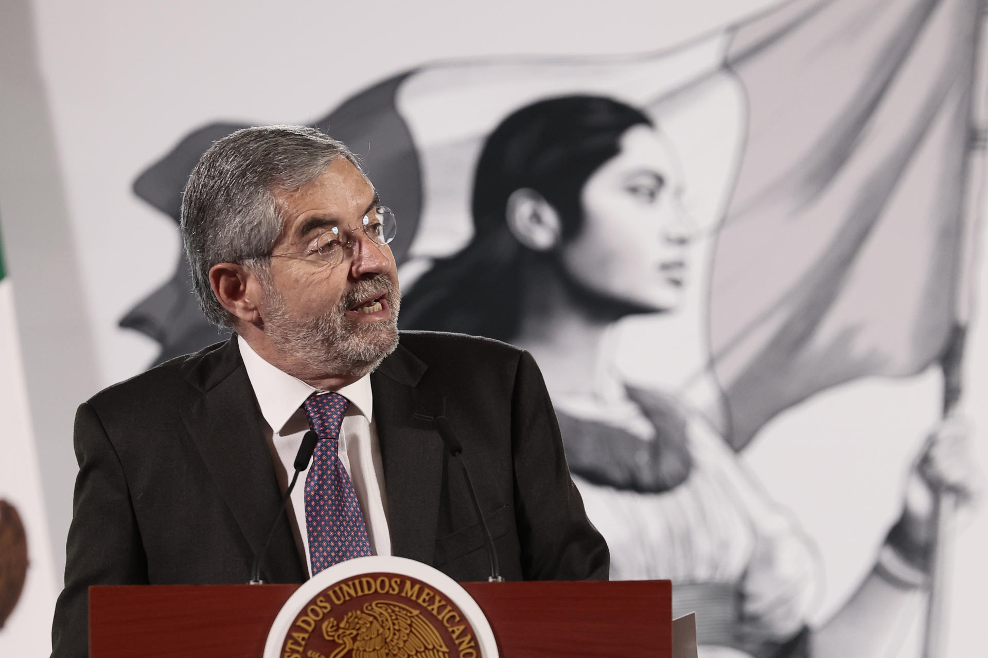 El canciller mexicano Juan Ramón de la Fuente, participa durante la conferencia de prensa matutina de la presidenta de México Claudia Sheinbaum este viernes, en el Palacio Nacional de la Ciudad de México (México). EFE/ José Méndez
