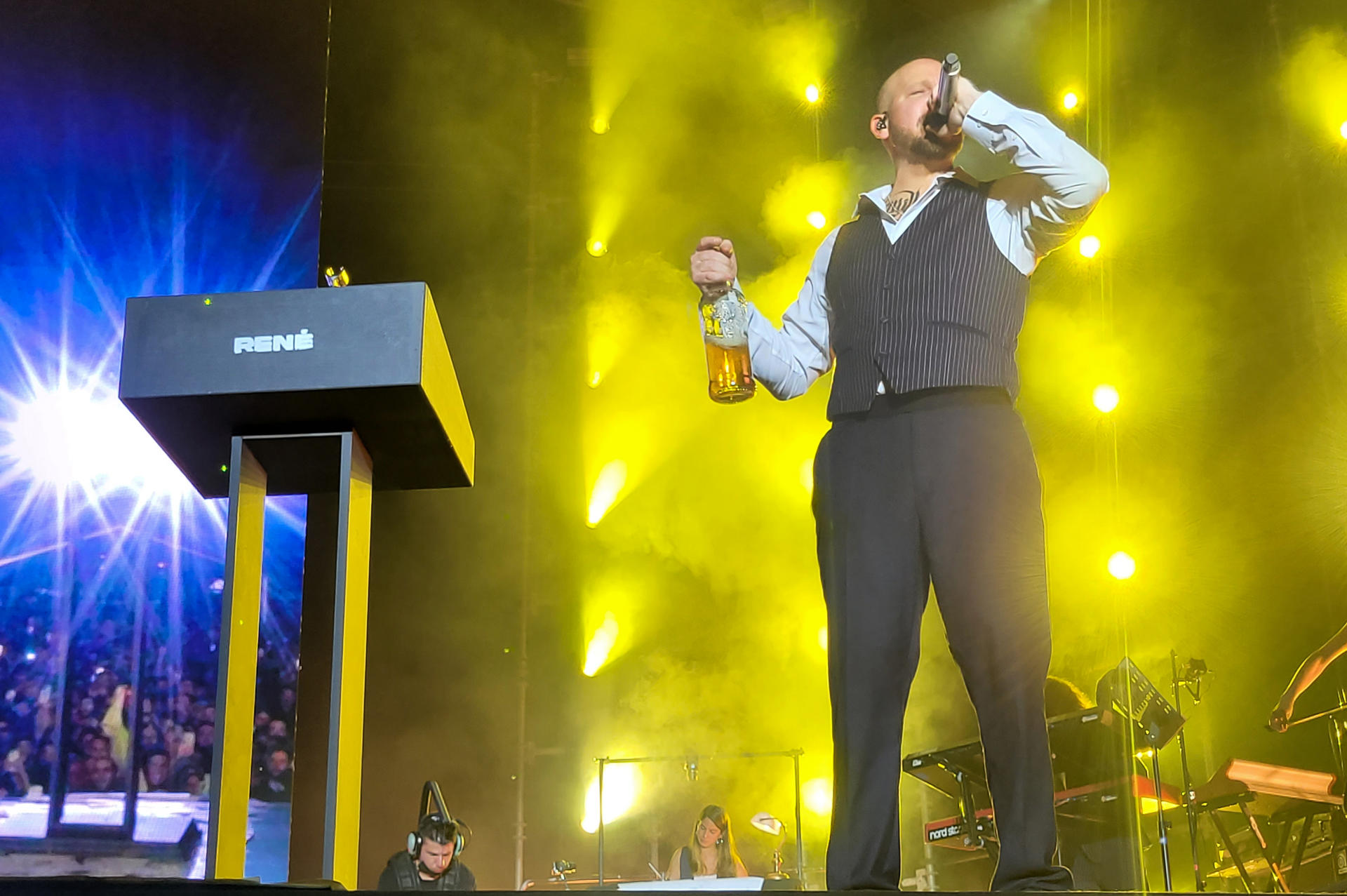 El cantante puertorriqueño Residente se presenta en concierto este sábado, en San Juan (Puerto Rico). EFE/ Esther Alaejos
