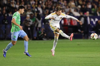 Riqui Puig del LA Galaxy (D) patea el balón durante la segunda mitad del partido final de la Conferencia Oeste de la MLS. EFE/EPA/ALLISON DINNER