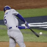 Freddie Freeman de los Los Angeles Dodgers conecta un jonrón de dos carreras durante la Serie Mundial de Béisbol de las Grandes Ligas (MLB) entre el Campeón de la Liga Americana, New York Yankees. EFE/EPA/CJ GUNTHER