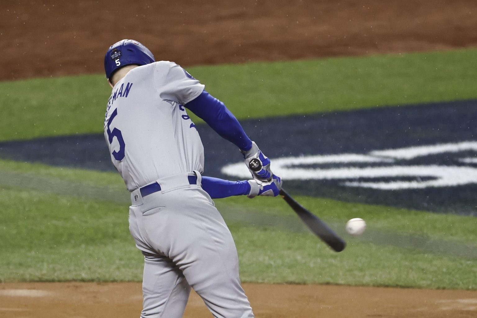 Freddie Freeman de los Los Angeles Dodgers conecta un jonrón de dos carreras durante la Serie Mundial de Béisbol de las Grandes Ligas (MLB) entre el Campeón de la Liga Americana, New York Yankees. EFE/EPA/CJ GUNTHER