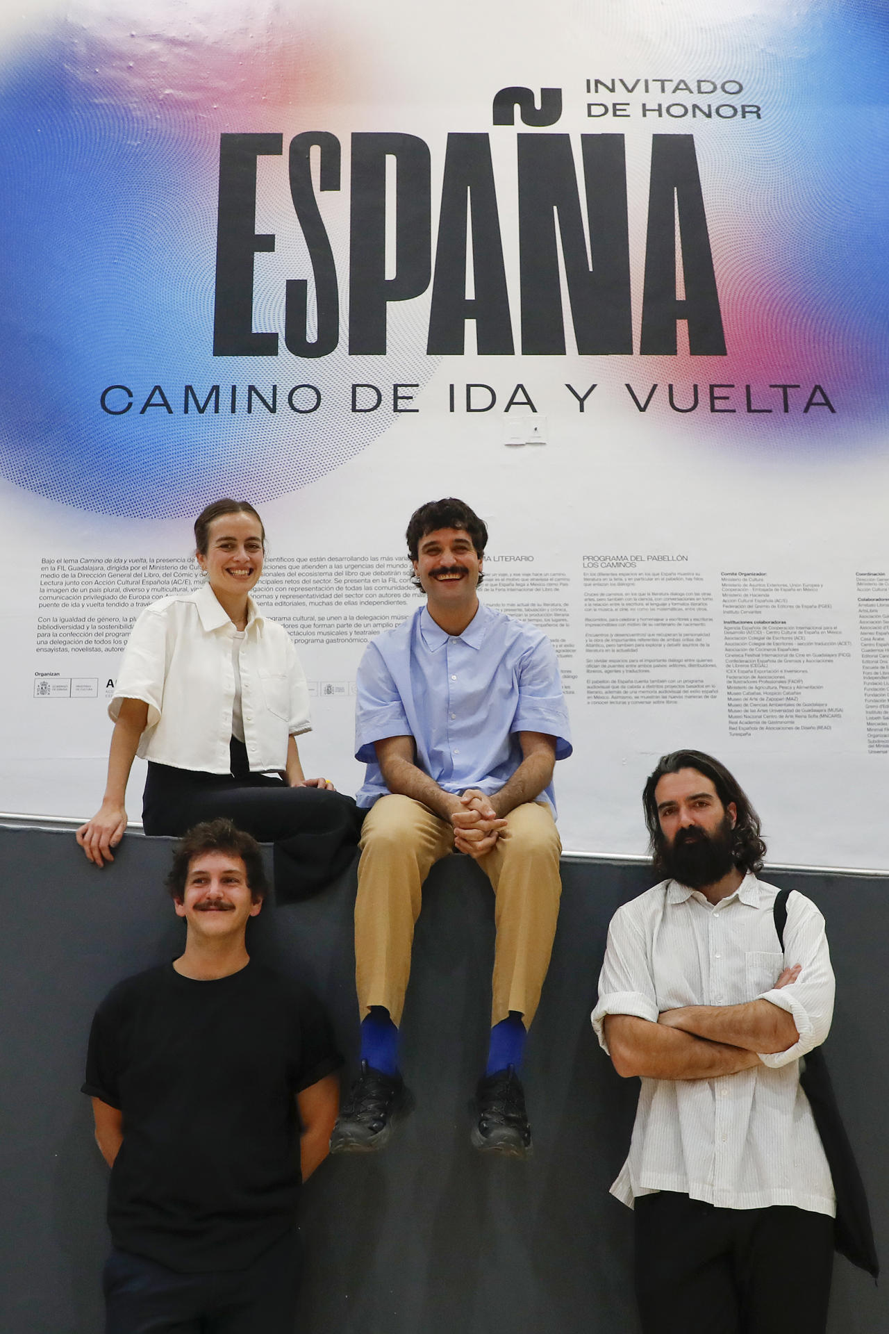 Fotografía del 29 de noviembre de 2024 que muestra a los diseñadores españoles, desde arriba, Elena Fuentes, Ramón Martínez, Álvaro Molins y Jorge Sobejano posando al término de una entrevista con EFE, en el marco de la 38 edición de la Feria Internacional del Libro (FIL) de Guadalajara (México). EFE/ Francisco Guasco
