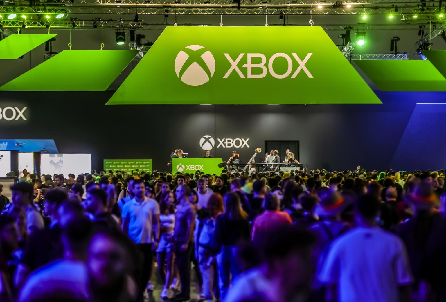 Fotografía de archivo del 24 de agosto de 2023 de personas visitando el stand de Xbox de Microsoft en la convención de videojuegos Gamescom, en Colonia (Alemania). EFE/EPA/ Friedemann Vogel