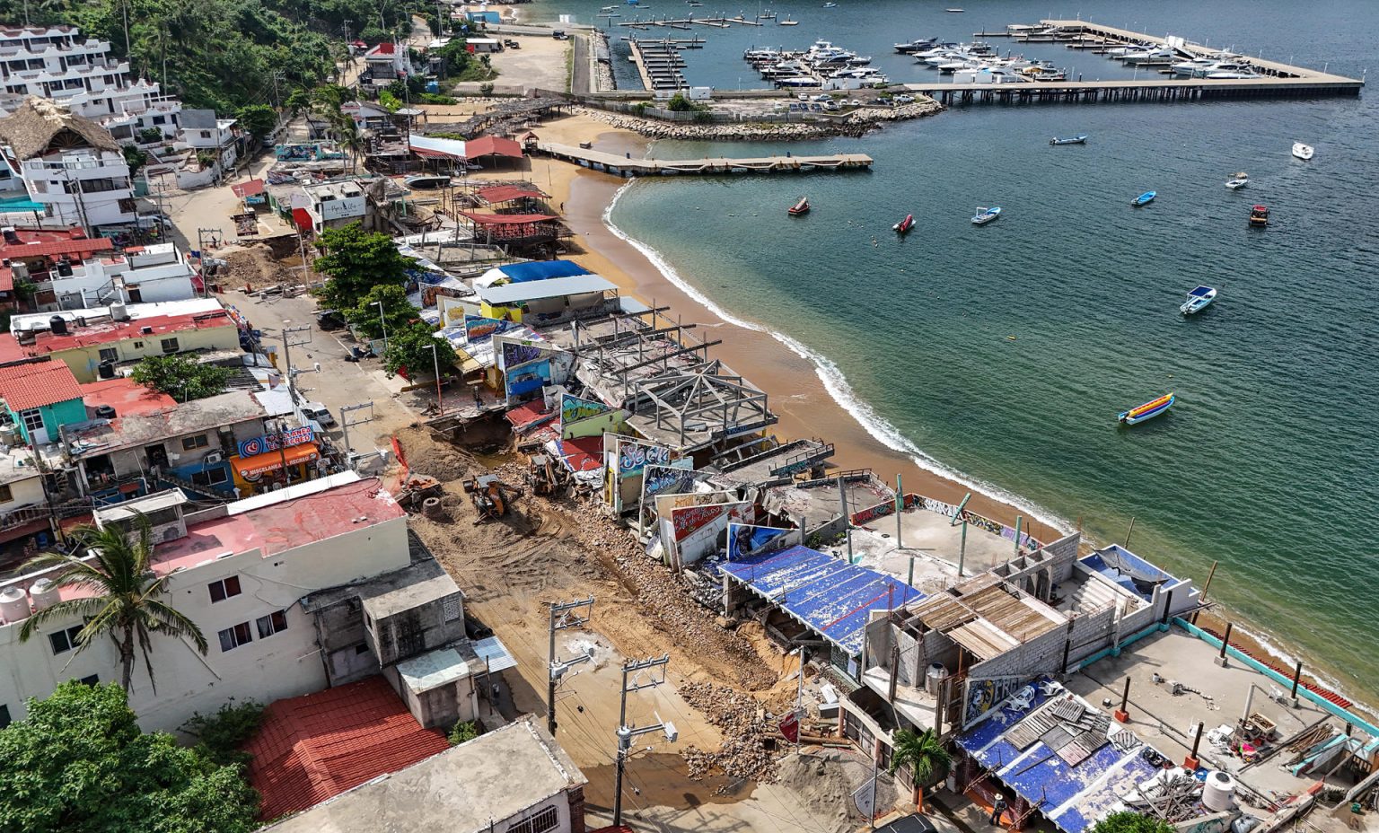 Fotografía aérea que muestra los escombros tras el paso de los huracanes John y Otis, el 8 de diciembre de 2024 en el balneario de Acapulco en Guerrero (México). EFE/ David Guzmán