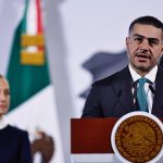 El secretario de Seguridad y Protección Ciudadana, Omar García Harfuch (d), habla durante la rueda de prensa de la presidenta de México Claudia Sheinbaum en Palacio Nacional este martes, en Ciudad de México (México). EFE/ Sáshenka Gutiérrez