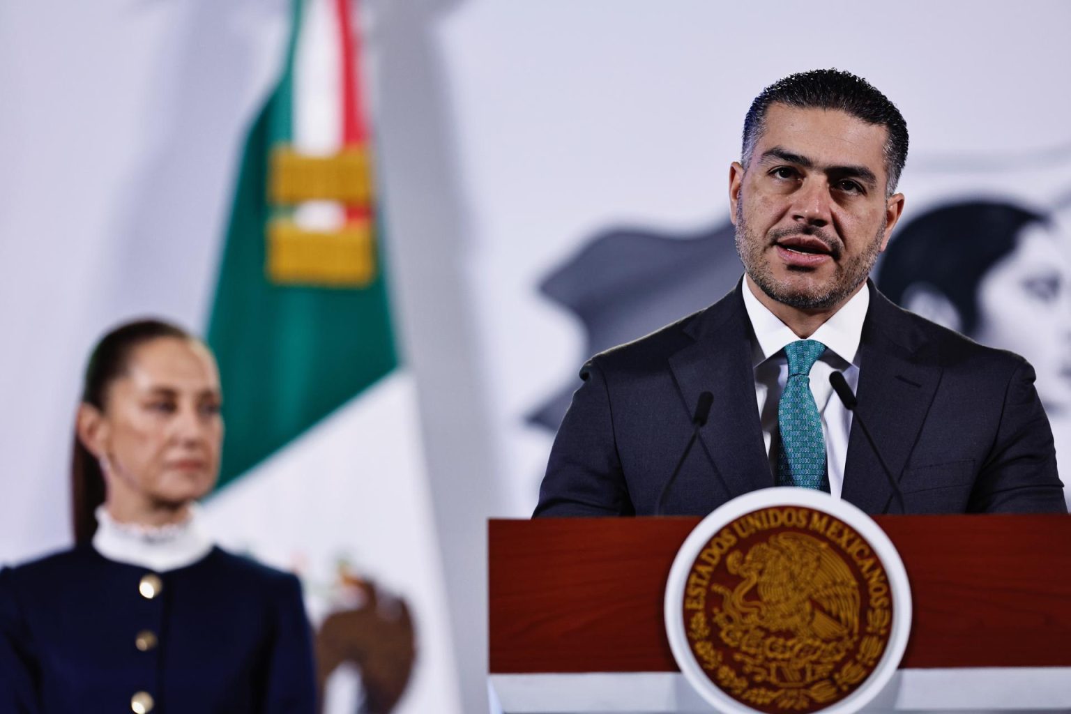 El secretario de Seguridad y Protección Ciudadana, Omar García Harfuch (d), habla durante la rueda de prensa de la presidenta de México Claudia Sheinbaum en Palacio Nacional este martes, en Ciudad de México (México). EFE/ Sáshenka Gutiérrez