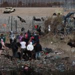 Fotografía fechada el 17 de enero de 2024, de migrantes intentando cruzar vallas de puas en la frontera que divide a México de los Estados Unidos en Ciudad Juárez en Chihuahua (México).  EFE/ Luis Torres