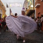 Imagen de archivo de decenas de personas que participan en una comparsa en celebración de la edición numero 54 de las Fiestas de la Calle San Sebastián, en San Juan (Puerto Rico). EFE/ Thais Llorca