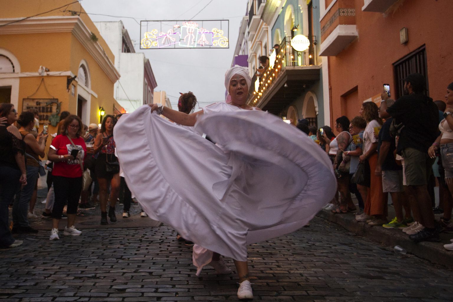 Imagen de archivo de decenas de personas que participan en una comparsa en celebración de la edición numero 54 de las Fiestas de la Calle San Sebastián, en San Juan (Puerto Rico). EFE/ Thais Llorca