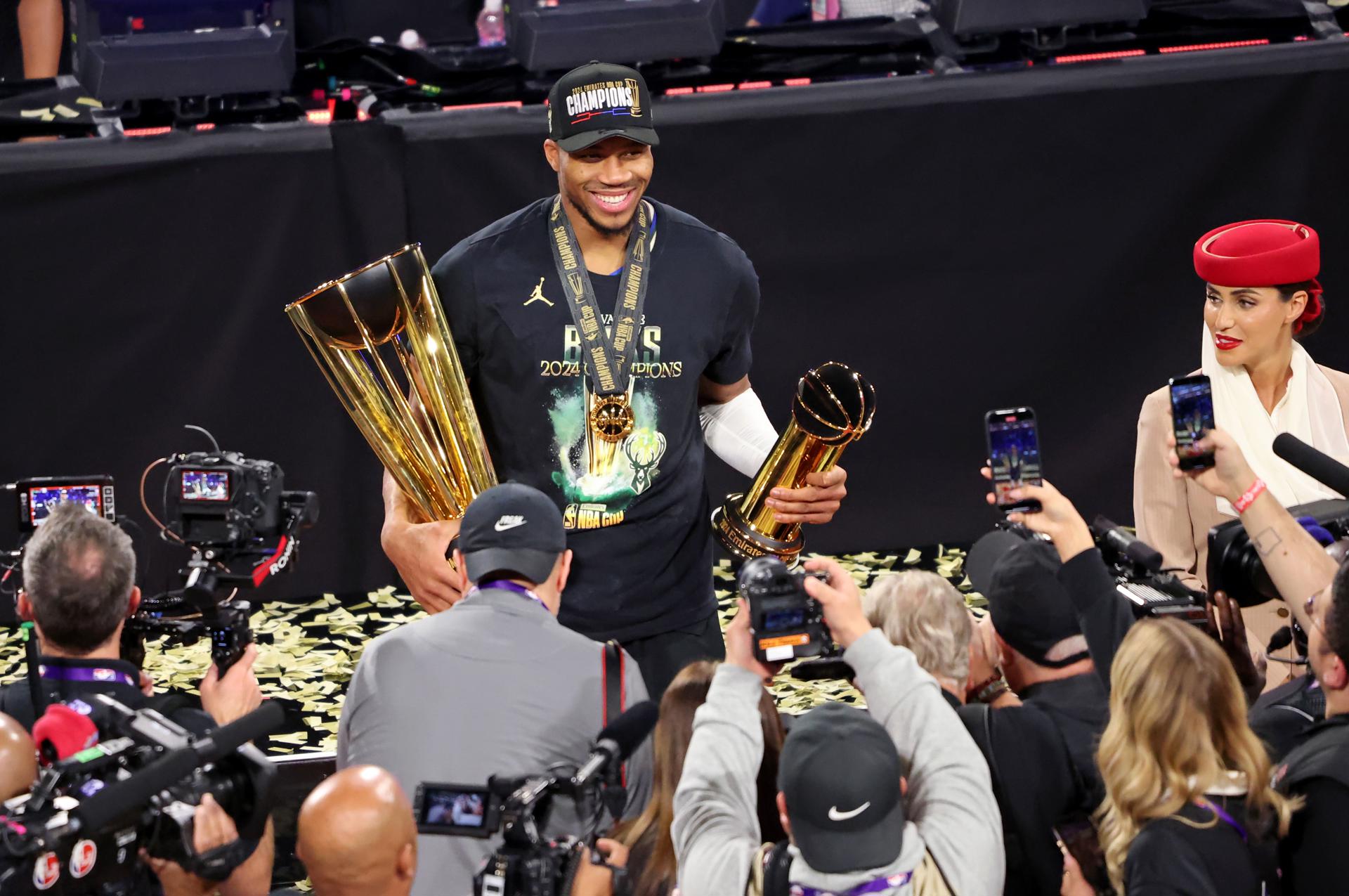 El ala-pívot de Milwaukee Bucks, Giannis Antetokounmpo, fue proclamado este martes como MVP de la NBA  un triple doble de 26 puntos, 19 rebotes y diez asistencias. EFE/EPA/RONDA CHURCHILL SHUTTERSTOCK
