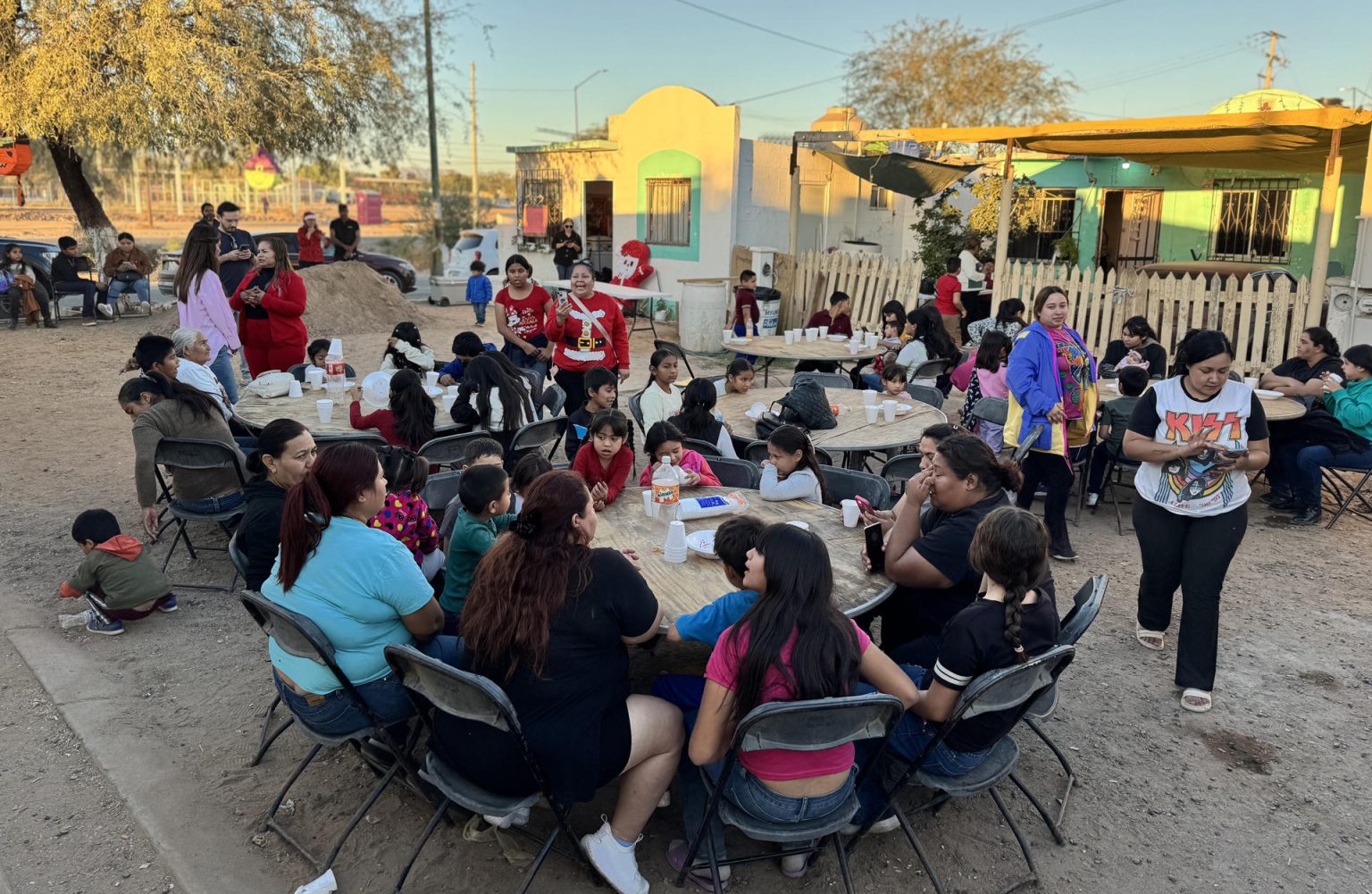 Integrantes del Colectivo de Madres Buscadoras celebraron el pasado viernes, una actividad con hijos de desaparecidos en el municipio de Hermosillo, en Sonora (México). EFE/Daniel Sánchez